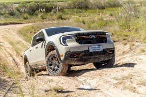 Ford Maverick Tremor cinza frente parada em trilha