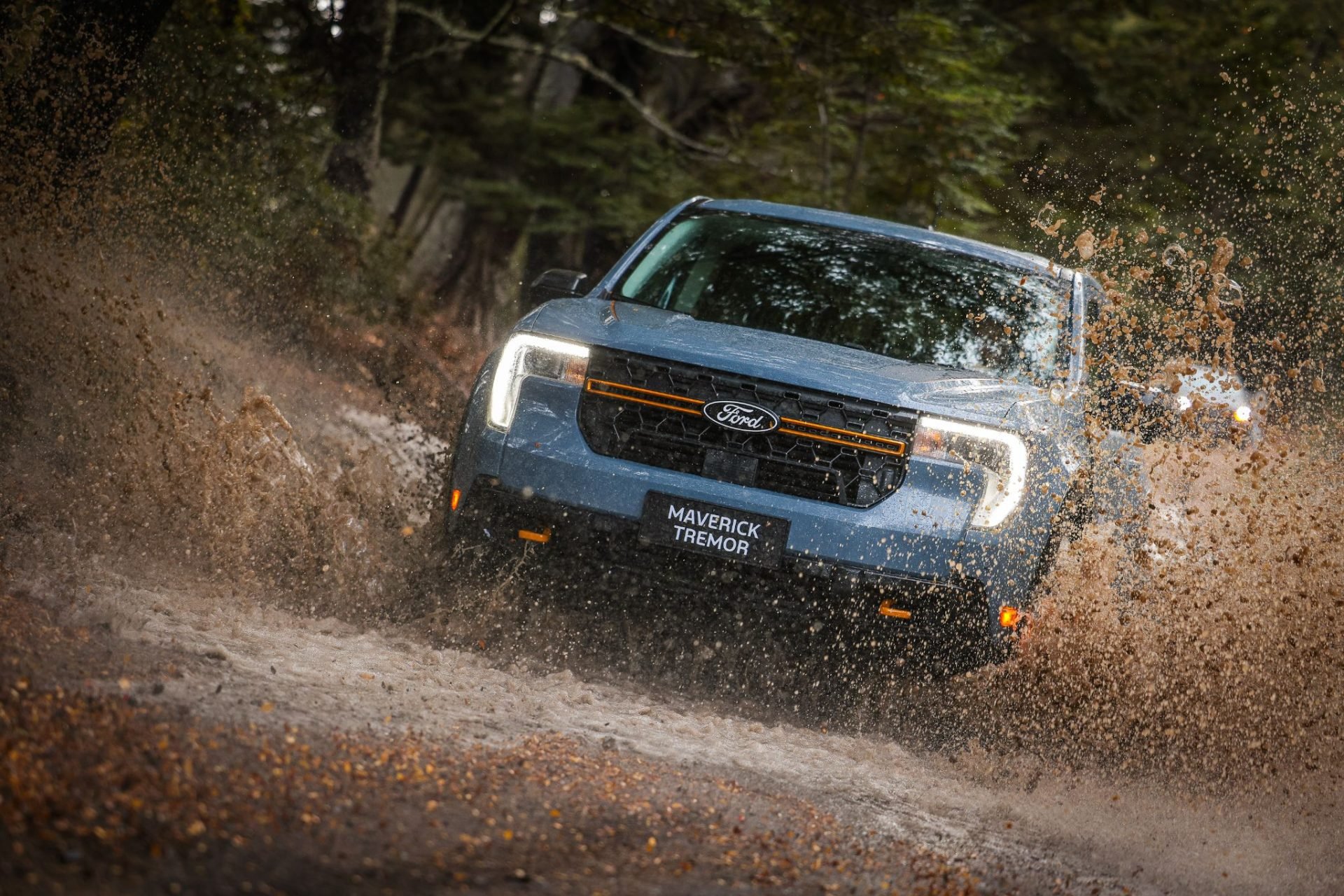 Ford Maverick Tremor cinza na patagonia dianteira atravessando rio (7)