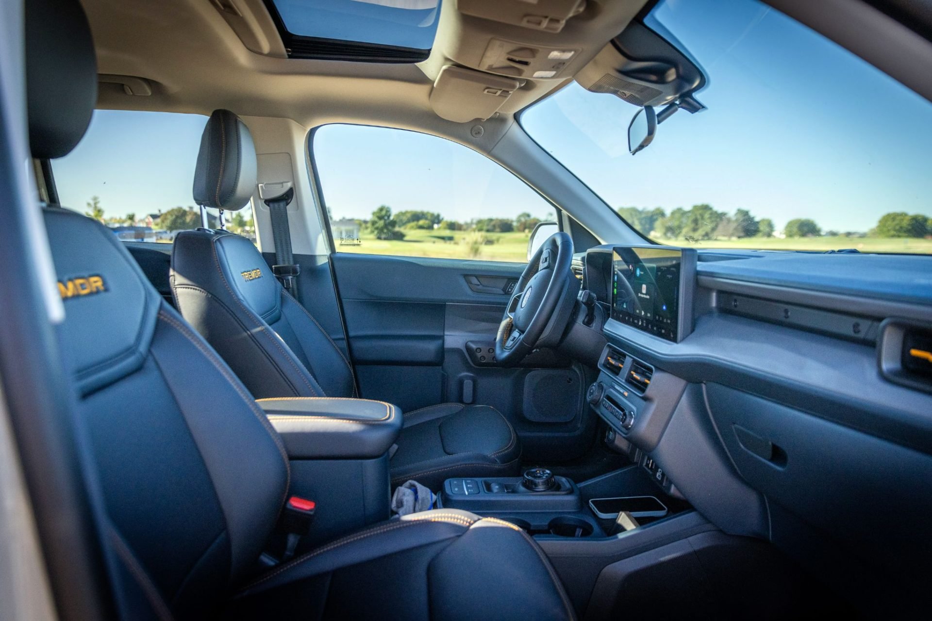 Ford Maverick Tremor interior interior visto de lado