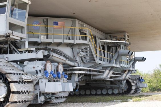 Crawler Transporter Nasa veículo destaque esteiras e escapamento
