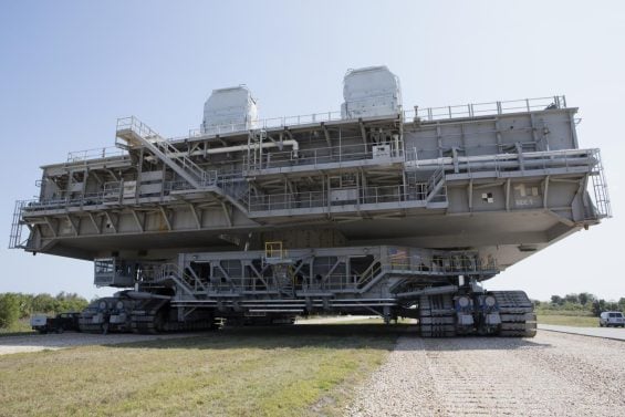 Crawler Transporter Nasa veículo transportando carga
