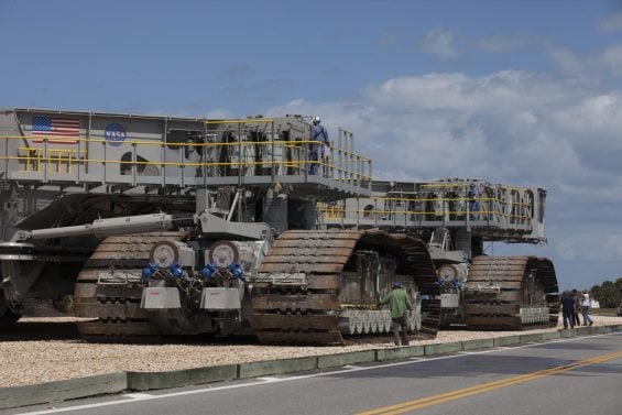 Crawler Transporter Nasa veículo com pessoas ao redor e em cima