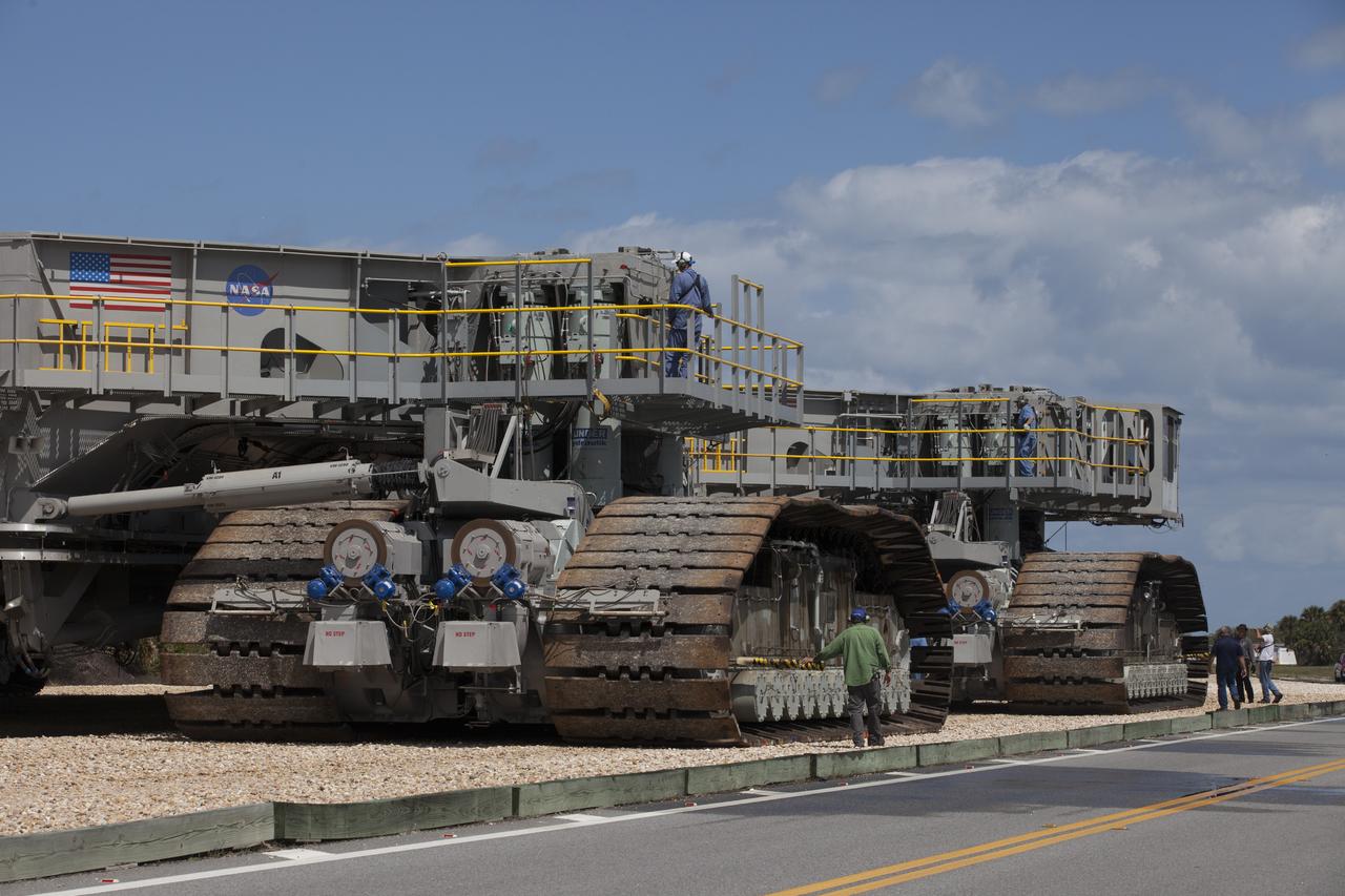 Crawler Transporter Nasa veículo com pessoas ao redor e em cima