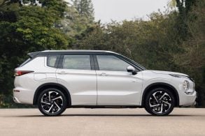 Mitsubishi Outlander PHEV Signature branco diamond lateral parado.