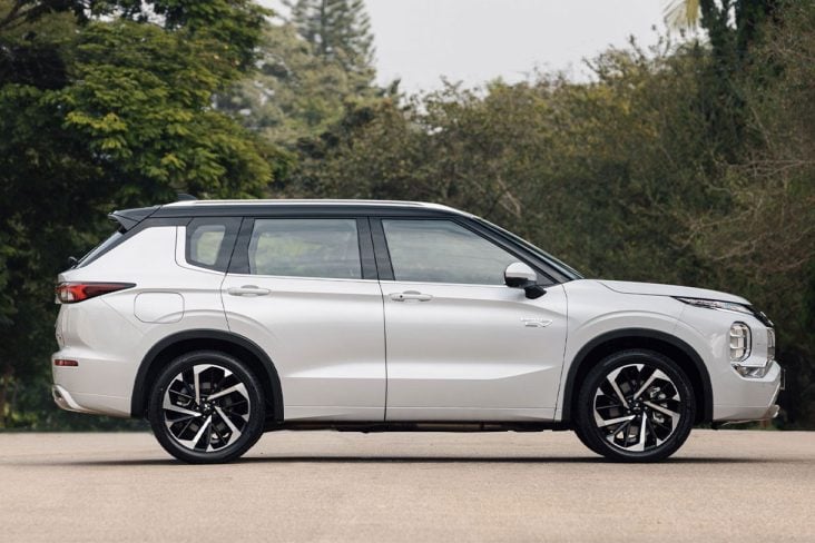 Mitsubishi Outlander PHEV Signature branco diamond lateral parado.