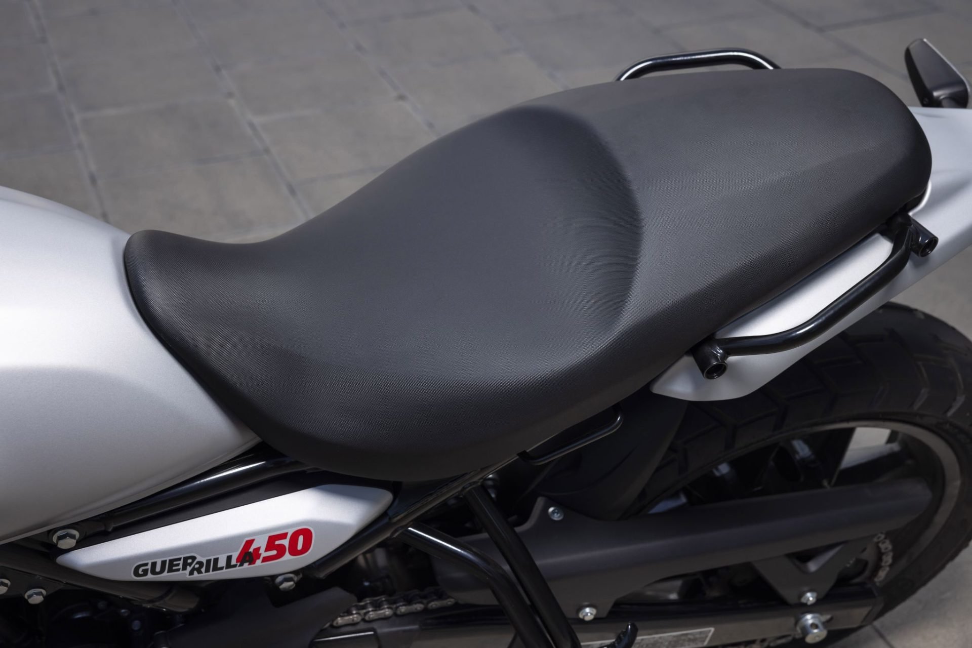 Royal Enfield Guerrilla 450 Seat(4)