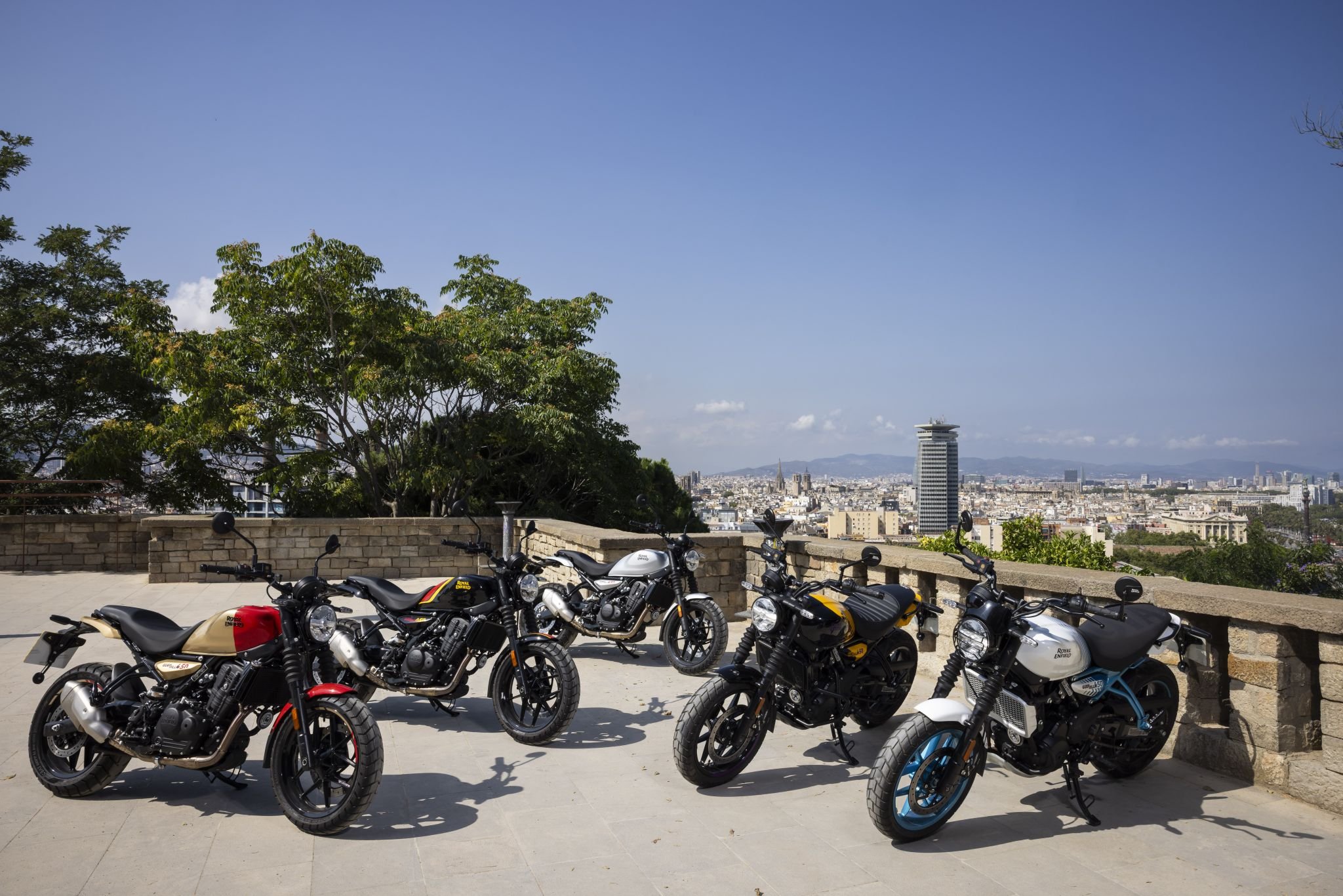 Royal Enfield Guerrilla 450 Gold Dip Playa Black Smoke Yellow Ribbon and Brava Blue(1)