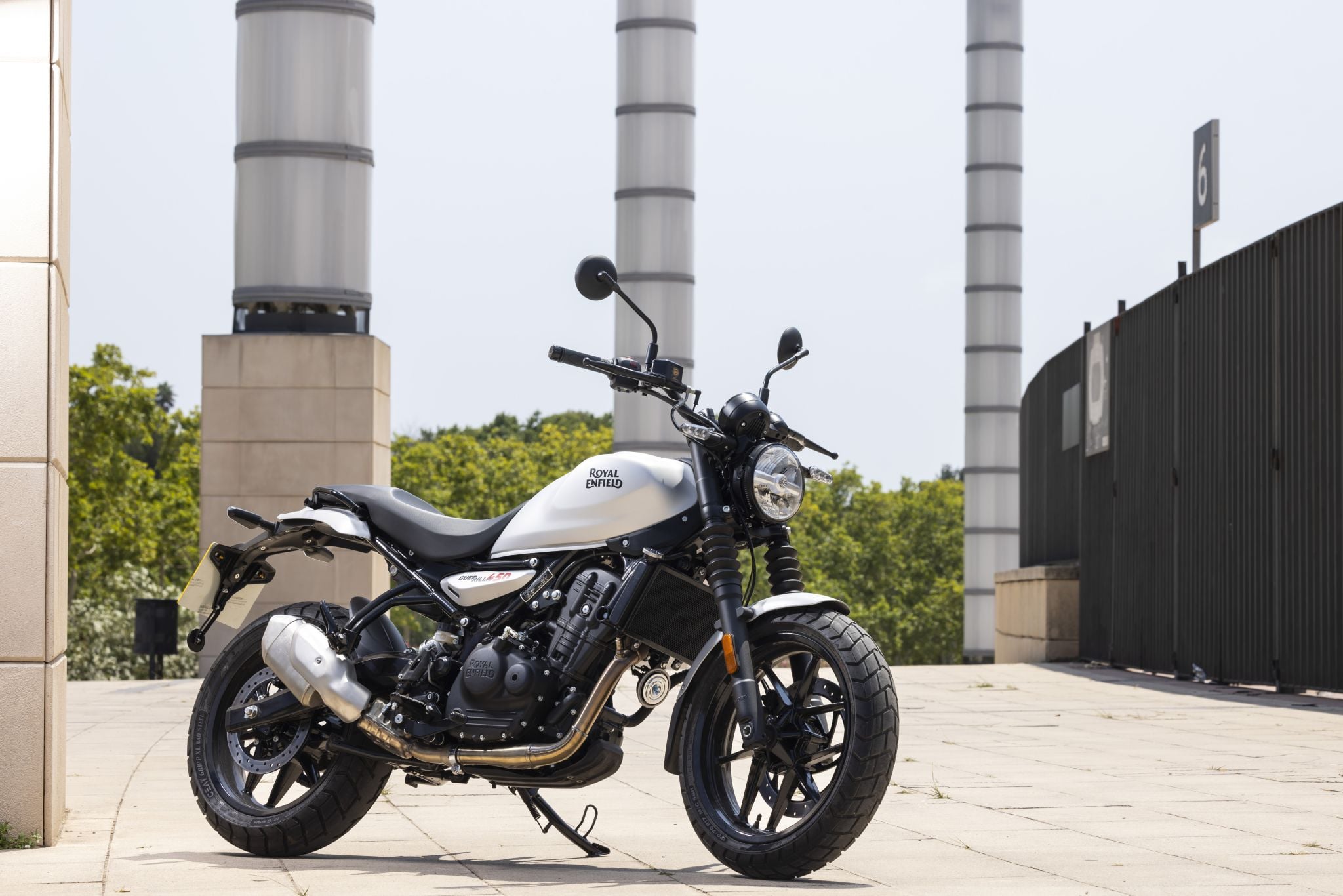 Royal Enfield Guerrilla 450 Smoke(2)