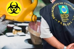 MECANICO COLOCA OLEO NO MOTOR-anp fiscalizando posto combustivel-Galao com simbolo.