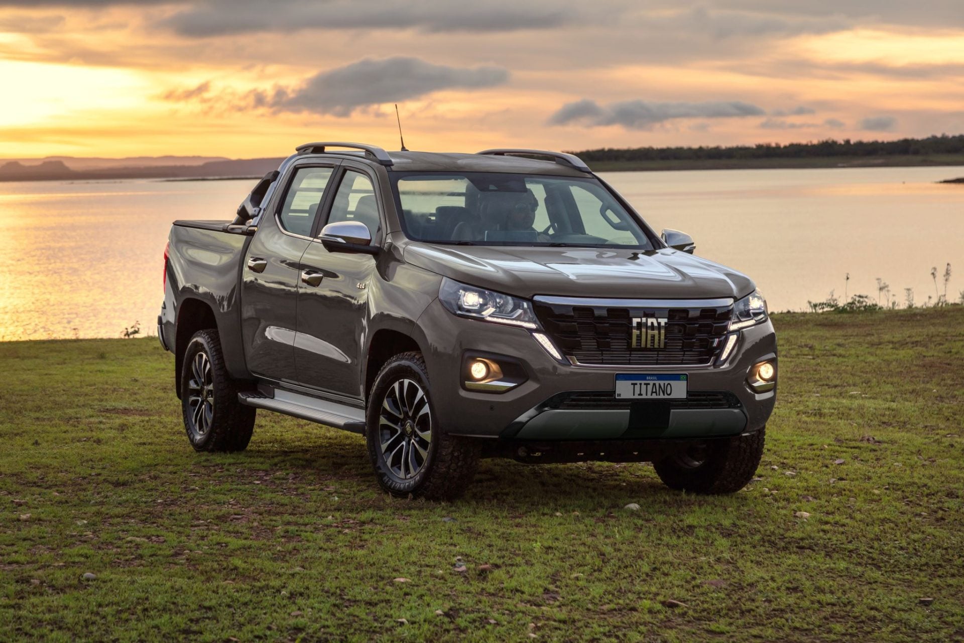 Fiat Titano Ranch 2026 em cinza escuro vista de frente