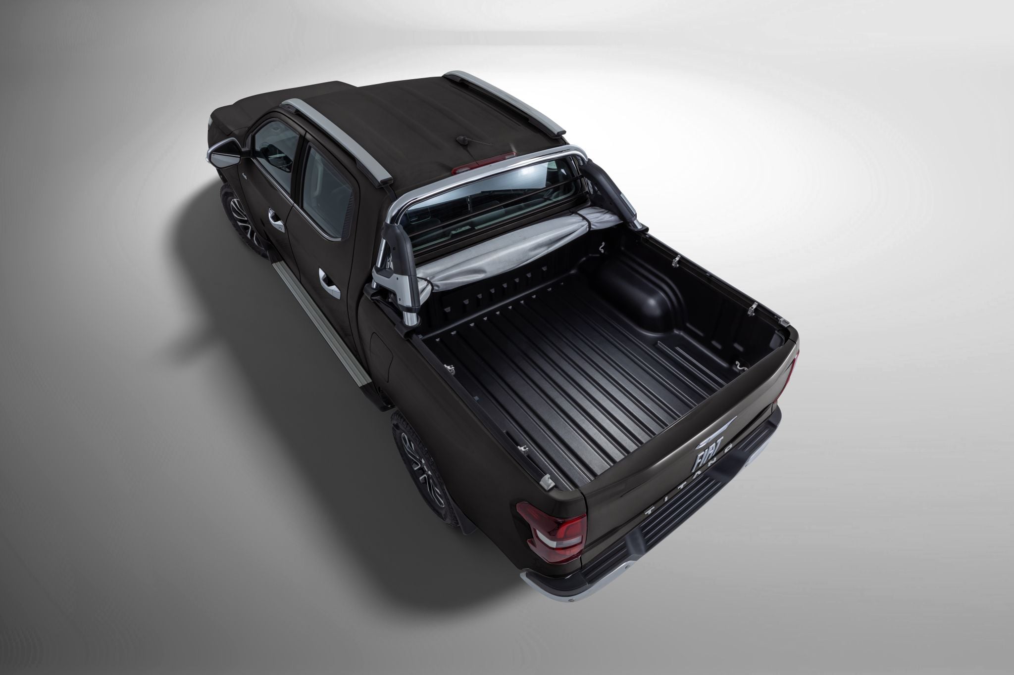 Fiat Titano Ranch 2026 em cinza escuro capota aberta