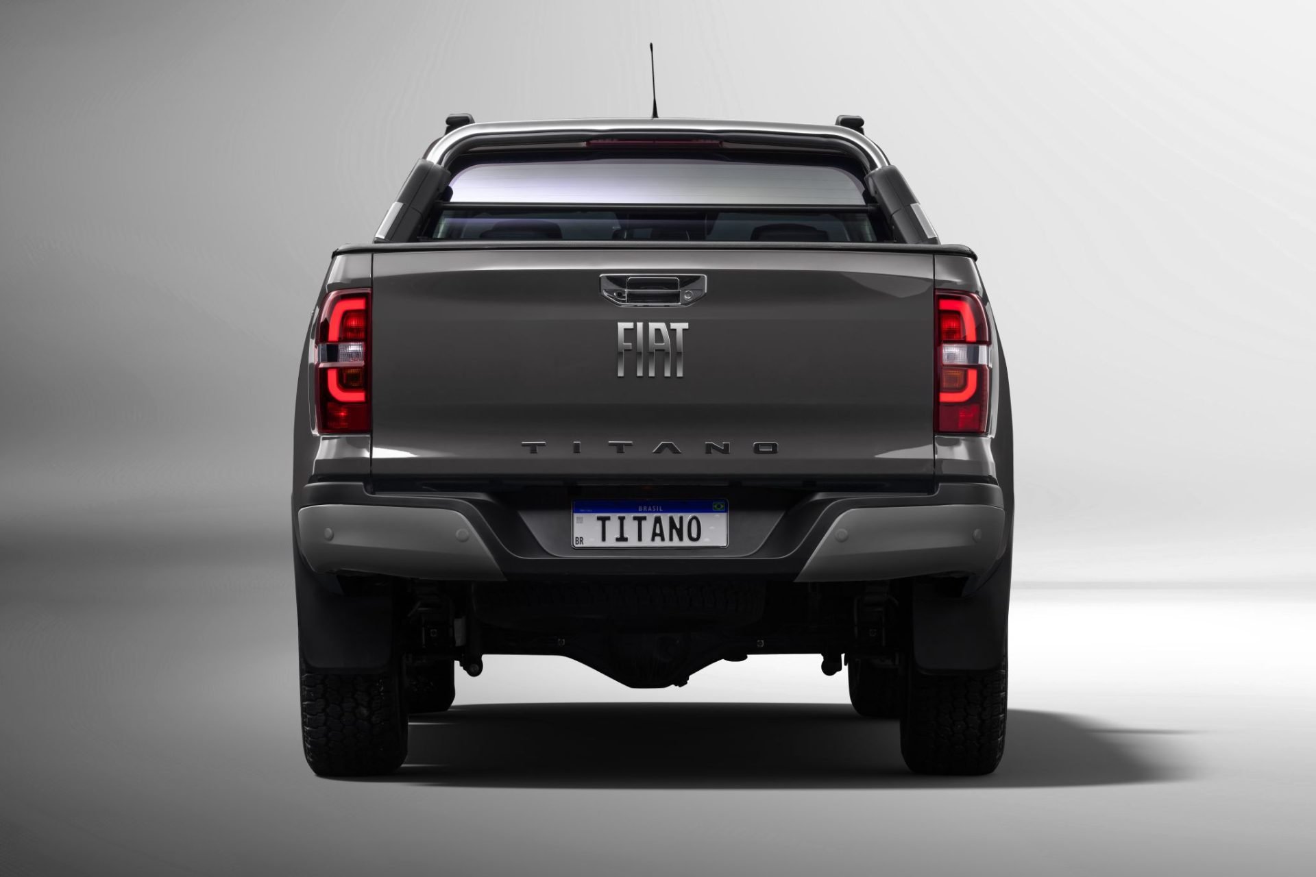 Fiat Titano Ranch 2026 em cinza escuro traseira