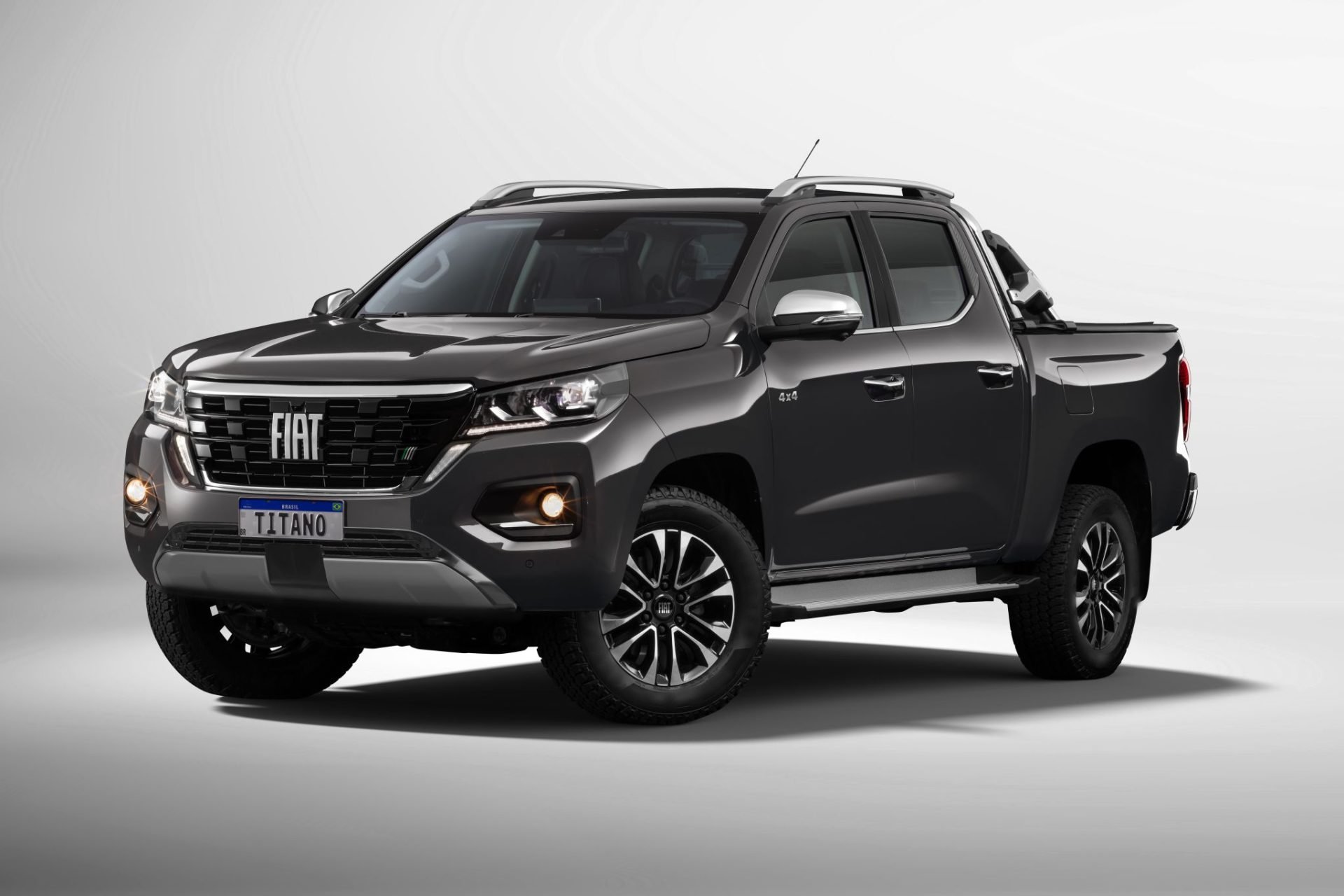 Fiat Titano Ranch 2026 em cinza escuro diagonal