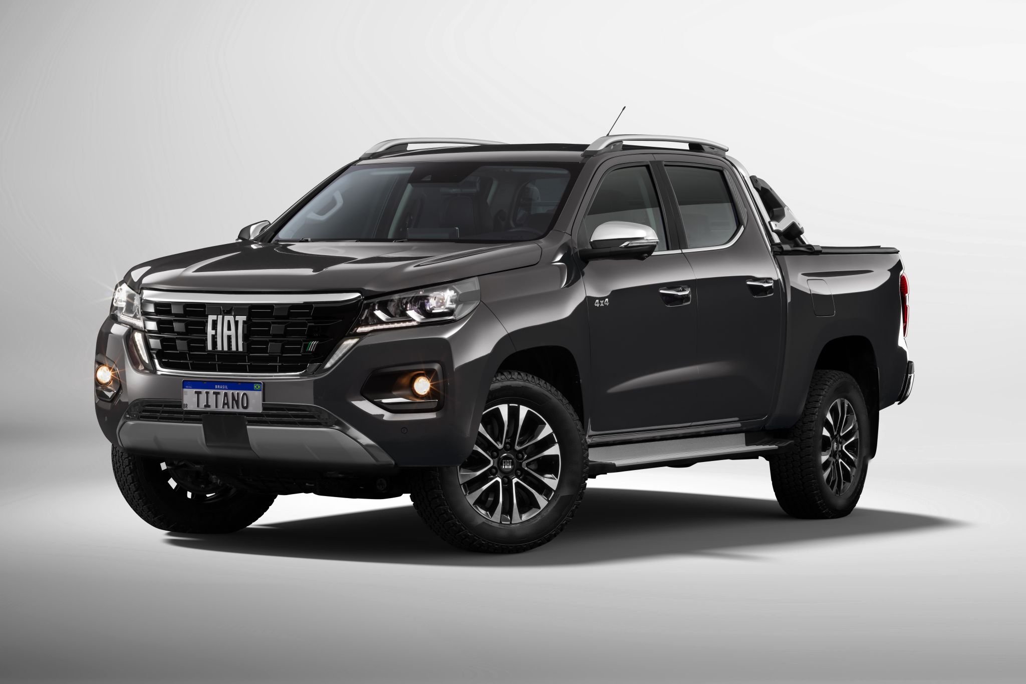 Fiat Titano Ranch 2026 em cinza escuro diagonal
