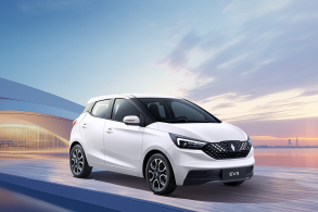 JMEV EV3 carro de autoescola elétrico com câmbio manual em branco arte
