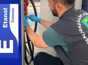 agente anp lacrando interditando bomba combustivel adulterado, placa de etanol escrita na bomba.
