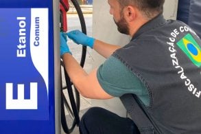 agente anp lacrando interditando bomba combustivel adulterado, placa de etanol escrita na bomba.