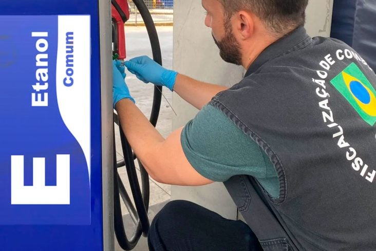 agente anp lacrando interditando bomba combustivel adulterado, placa de etanol escrita na bomba.