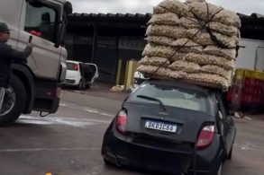 Ford Ka rocam levando sacos de batatas