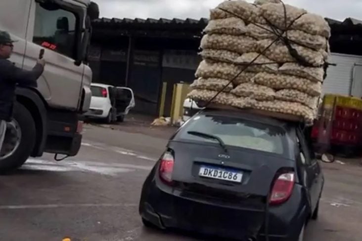 Ford Ka rocam levando sacos de batatas