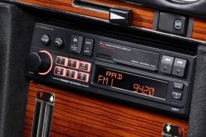 Pioneer SXT C10PS em painel de Mercedes Benz antigo