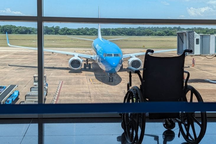cadeira de rodas aeroporto pcd avião