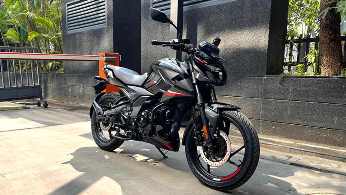 Pilotamos a moto indiana mais barata do Brasil