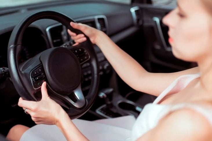 mulher ao volante, direção elétrica