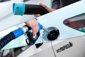 Primeira imagem: uma mão segura um carregador de carro elétrico. Segunda imagem: uma mão segura apistola de combustivel de carro. Terceira imagem: emblema carro hibrido