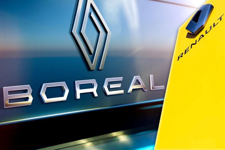 Placa em amarelo com emblema da Renault teaser renault boreal emblema com o nome do carro