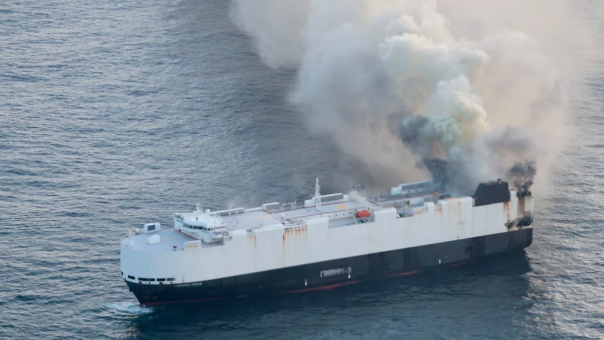 Navio com carros elétricos pegando fogo é abandonado no Pacífico (2)