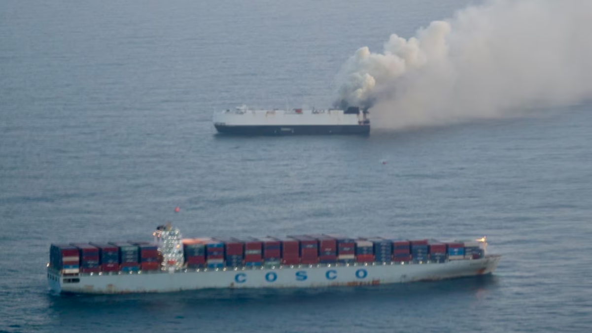 Navio com carros elétricos pegando fogo é abandonado no Pacífico (1)