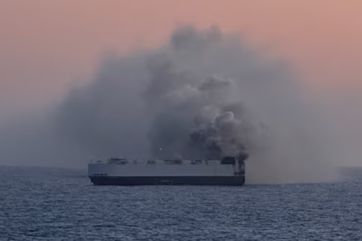 Navio com carros elétricos pegando fogo é abandonado no Pacífico