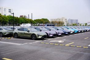 montadoras chinesas vário carros estacionados em pátio