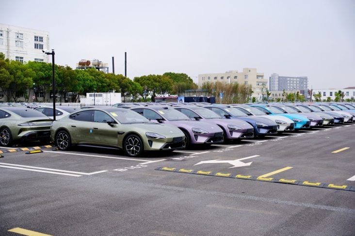 montadoras chinesas vário carros estacionados em pátio