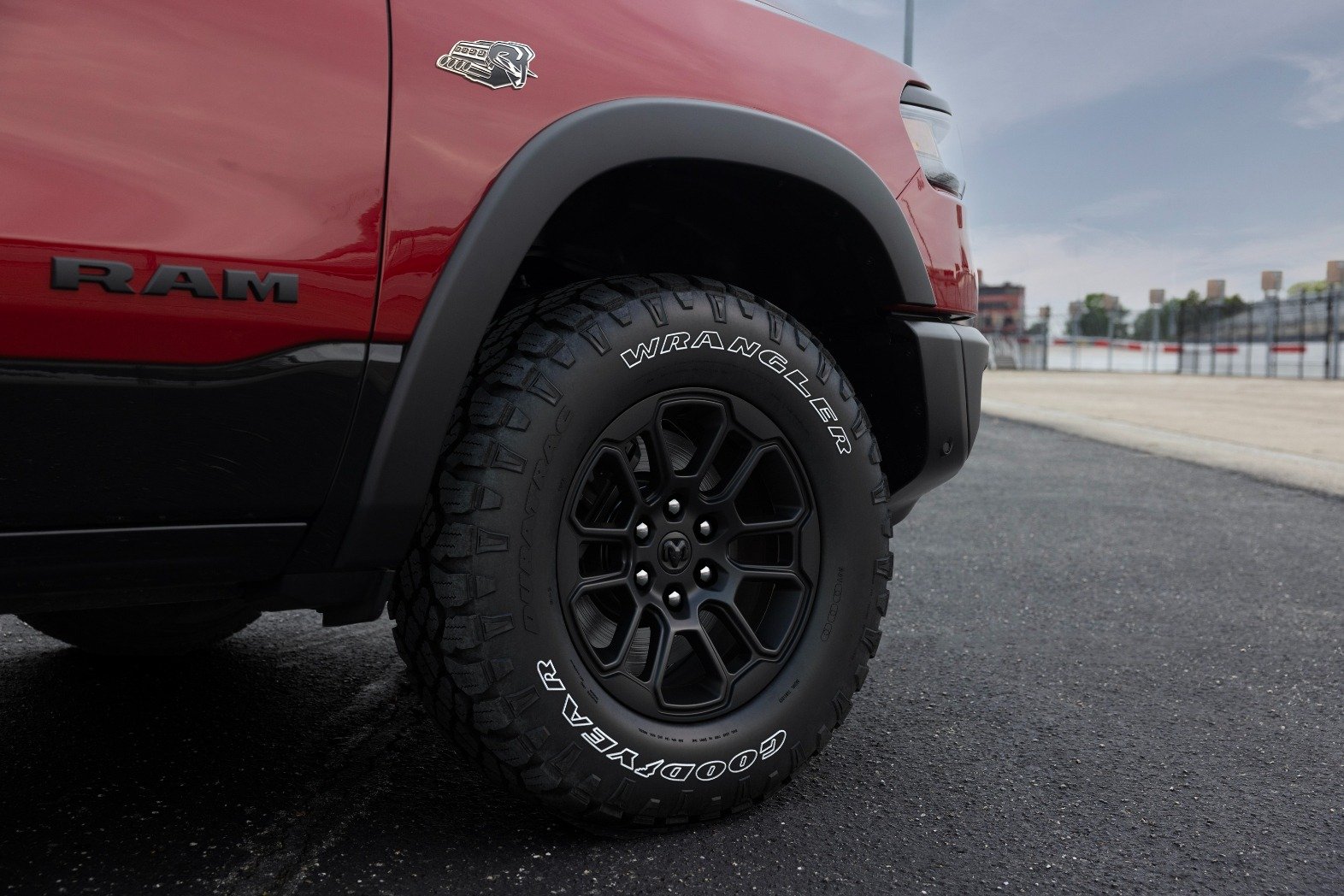 Ram 1500 2025 preta com motor V8 Hemi emblema