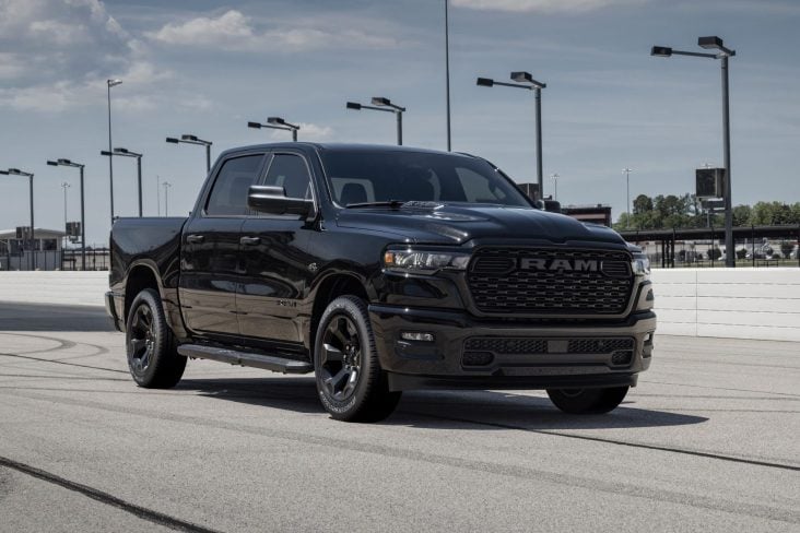 Ram 1500 2025 preta com motor V8 Hemi