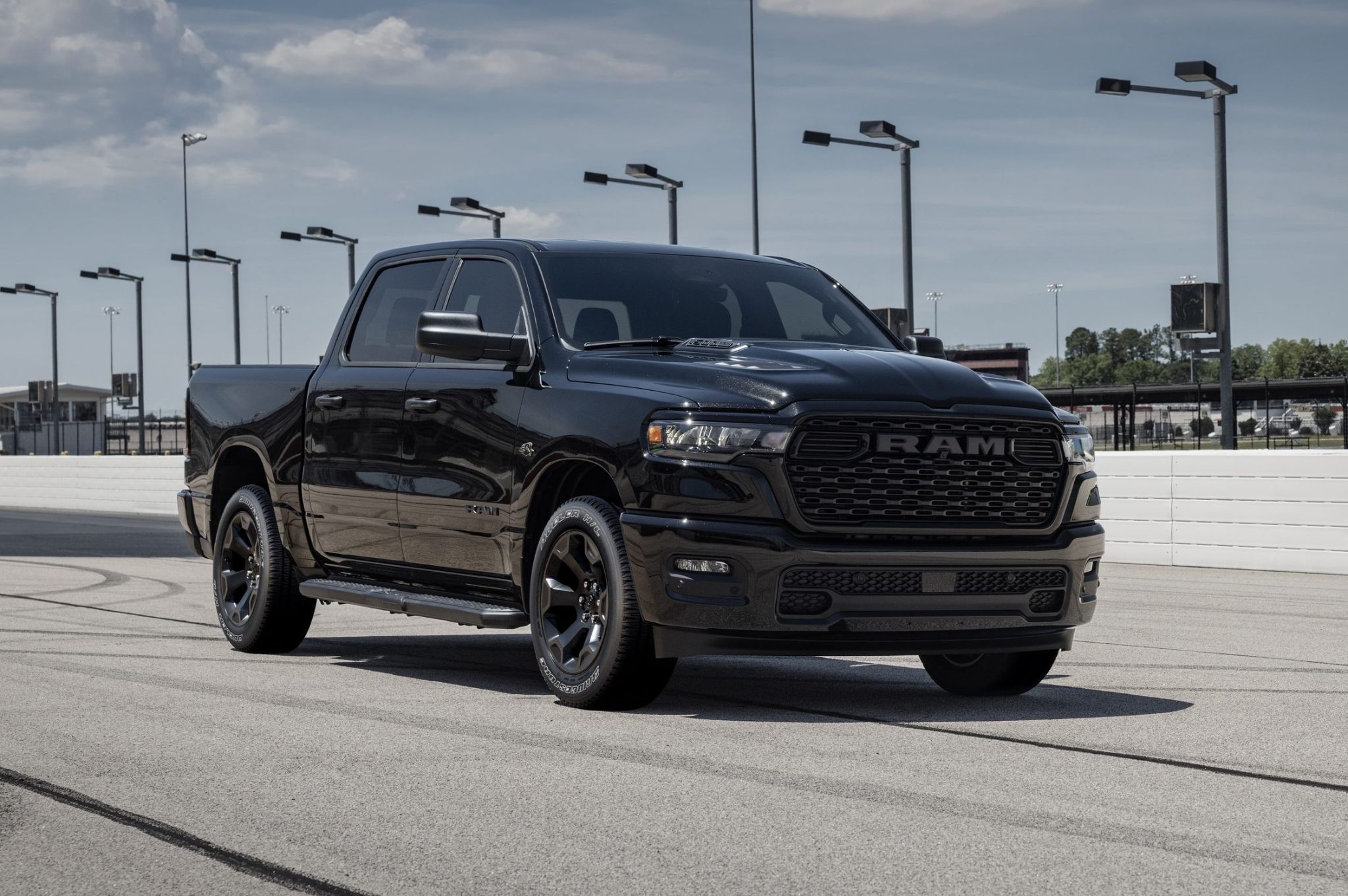 Ram 1500 2025 preta com motor V8 Hemi