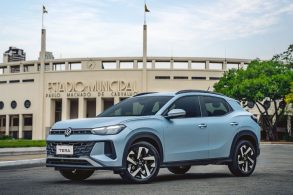 Volkswagen VW Tera prata lunar frente parado parado em frente ao estádio pacaembu