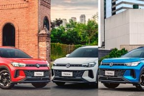 VOLKSWAGEN TERA TSI FRENTE LATERAL TRASEIRA PAINEL (4)-VOLKSWAGEN TERA MPI 2026 FRENTE LATERAL TRASEIRA PAINEL (3)-VOLKSWAGEN TERA COMFORT 2026 FRENTE LATERAL TRASEIRA PAINEL (2) - Montagem das imagens de todos os carros juntos.