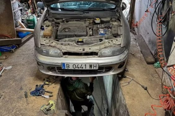 Fiat Marea que viajou da Espanhga ao Japão frente manuetnção capo aberto