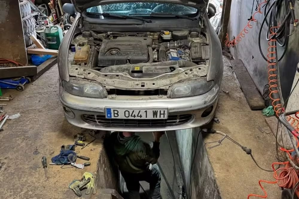 Fiat Marea que viajou da Espanhga ao Japão frente manuetnção capo aberto
