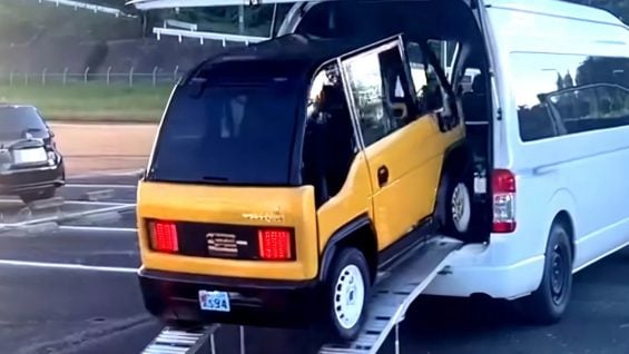 mibot saindo da van