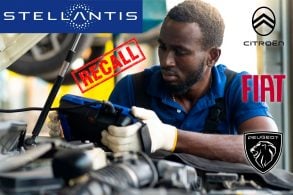 stellantis logo,mecanico faz scanner da central eletronica do motor, logos da Fiat - Citroen - Peugeot, escrito em vermelho Recall.