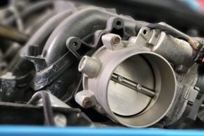 shutterstock_corpo de borboleta tbi em motor v8 hemi dodge
