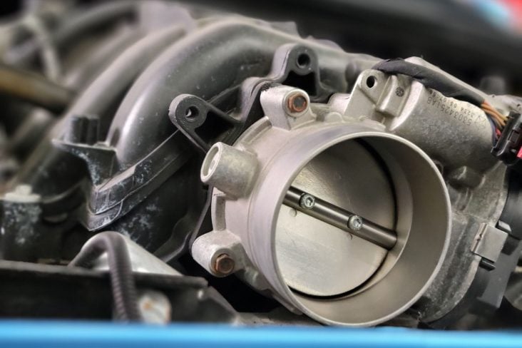 shutterstock_corpo de borboleta tbi em motor v8 hemi dodge