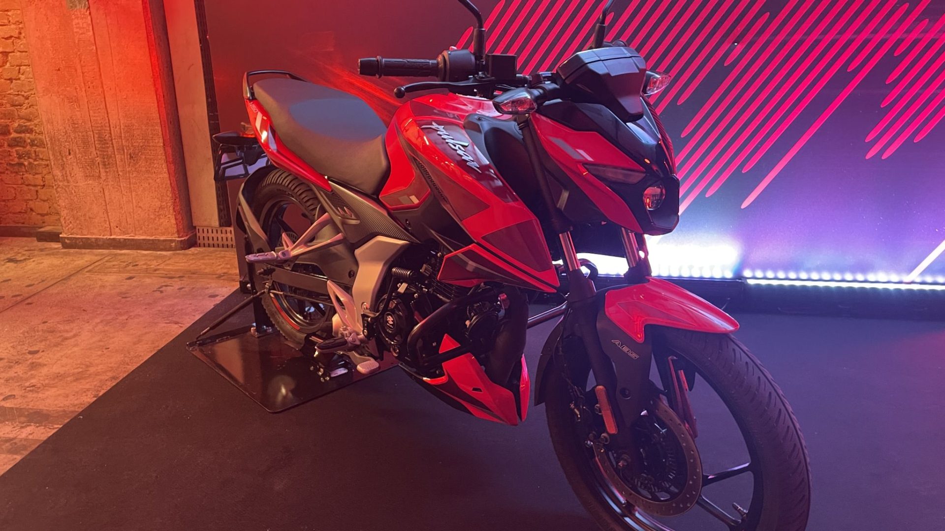 Bajaj Pulsar N150 (11)