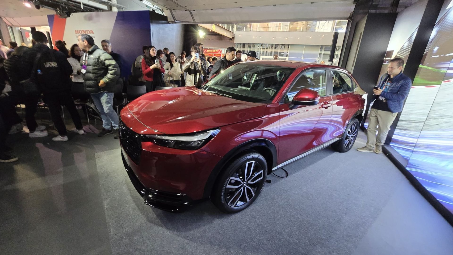 Honda HR V vermelho frente e lateral