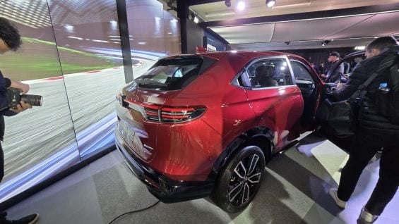 Honda HR V vermelho traseira e lateral