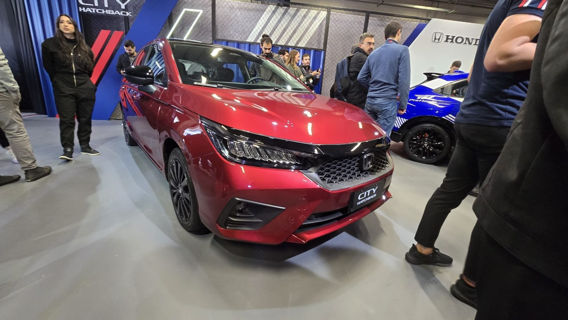 Honda City hatchback vermelho frente